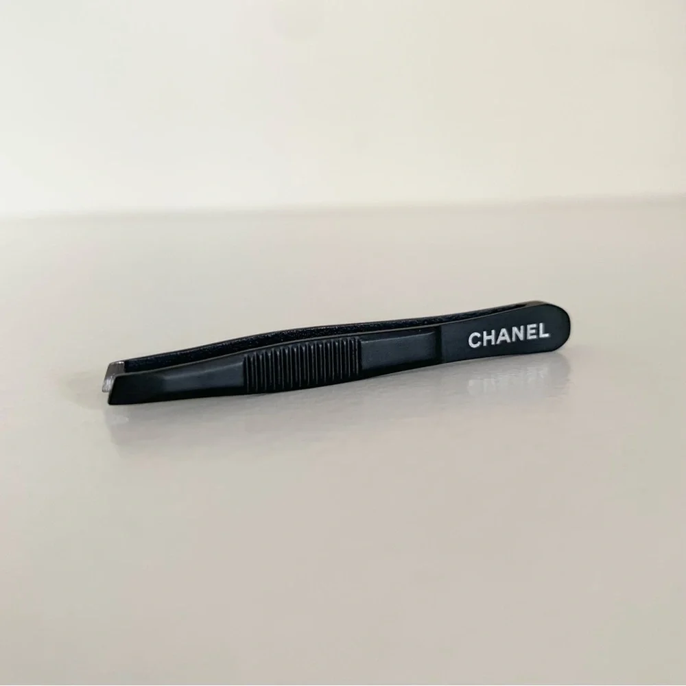 Hold NEW Chanel matte black metal tweezers